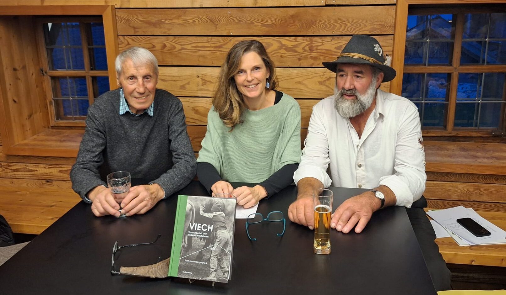 V.l.: Wilhelm Maierhofer aus Sautens, Moderatorin Edith Hessenberger, Hans Koll aus Huben. 