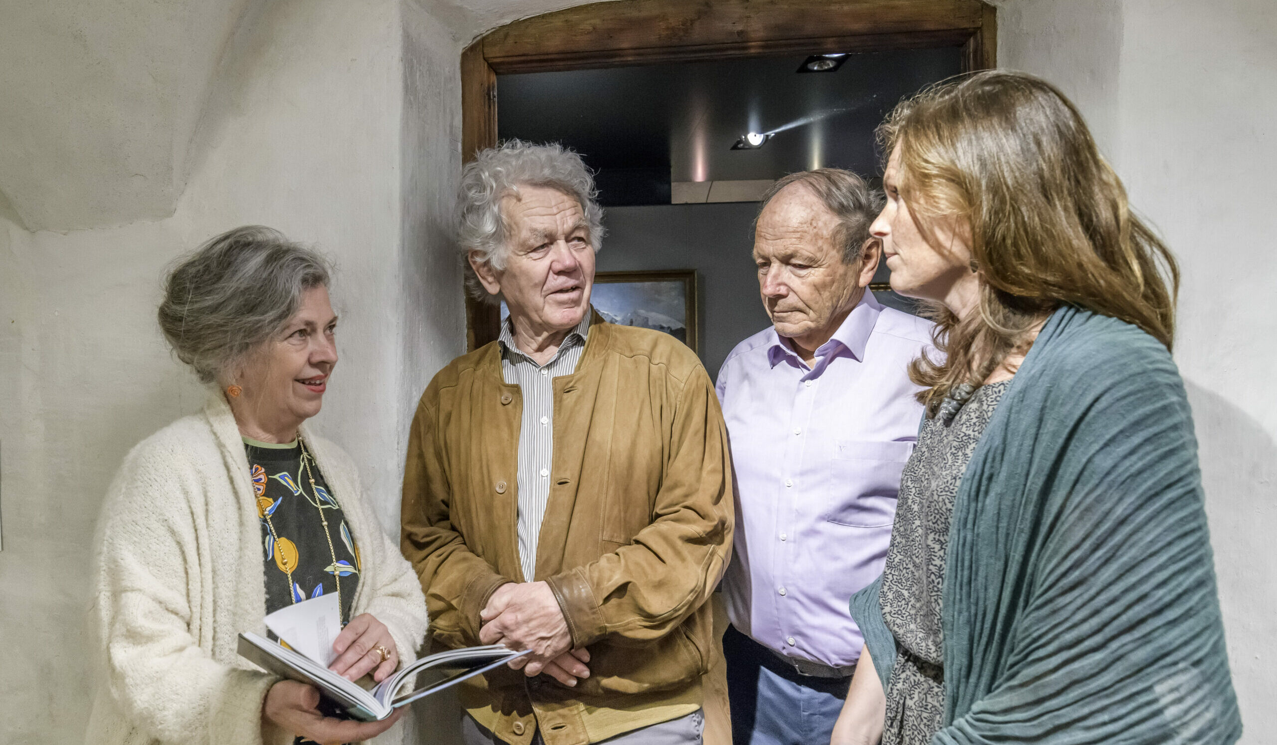 Sybille Moser-Ernst (l.) hat einen Beitrag für den Sammelband "Ötztaler Gletscher" verfasst, hier im Gespräch mit weiteren Sammelband-Autoren Gernot Patzelt, Franz Jäger und Edith Hessenberger. 