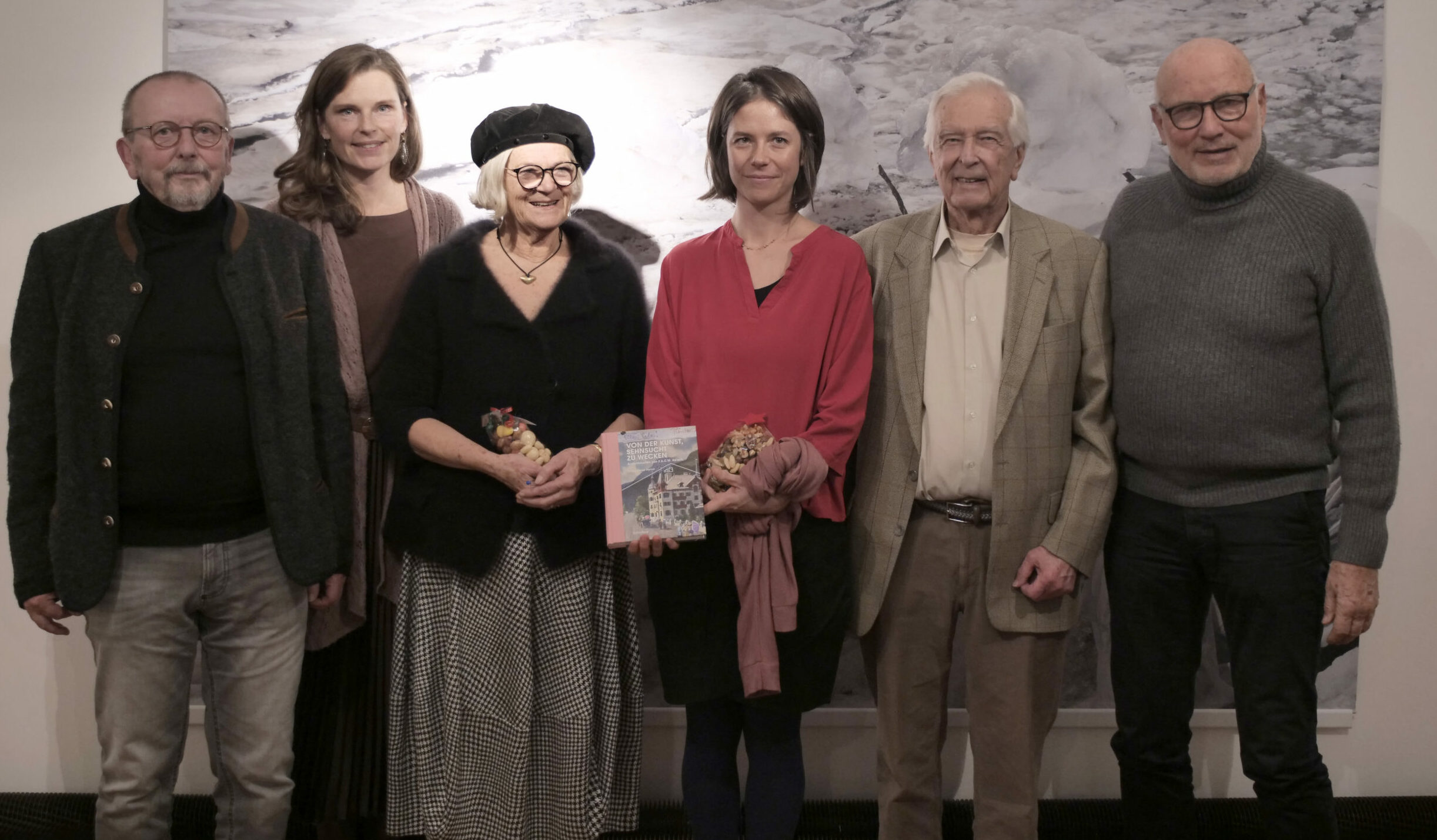 Unterstützten das Gelingen des neuen Buches: (v.l.) Postkartensammler Klaus Drechsler, Schriftenleiterin Edith Hessenberger, die Buchautorin und Kunsthistorikerin Anna Pxner Pertoll, Verena Sauermann in der Redaktion, Erben des Reisch-Nachlasses Werner Ploder und Michael Bilic-Eric. (Foto: Blickfisch)