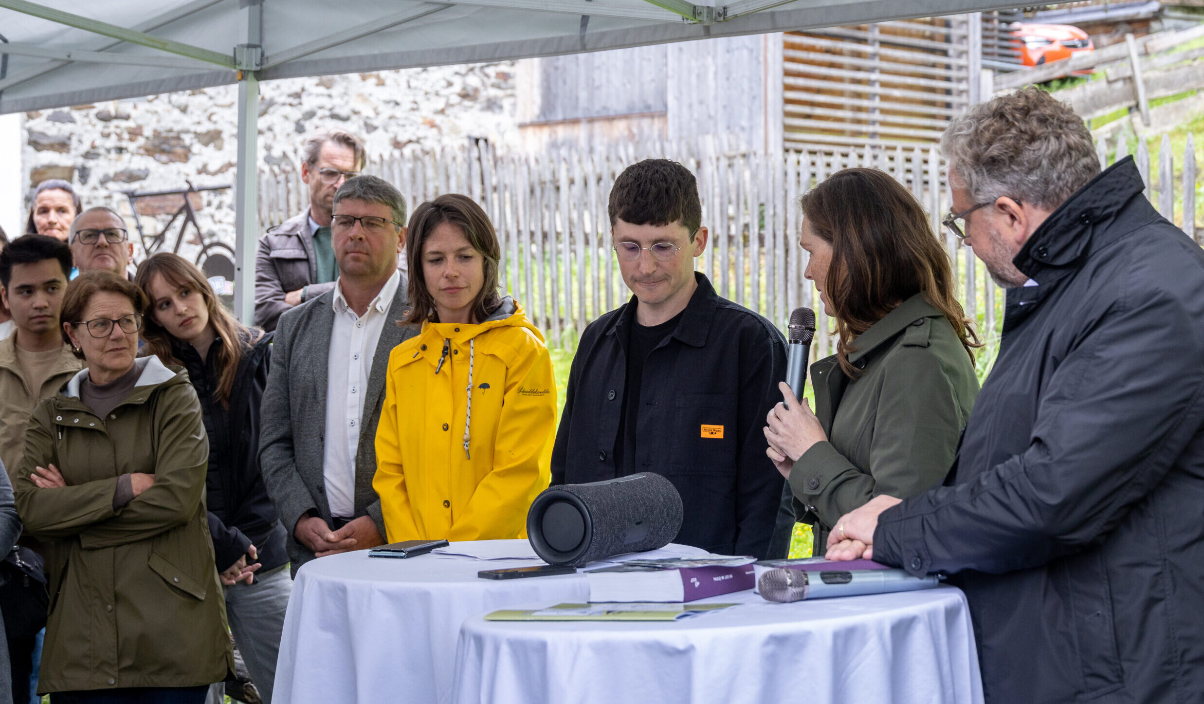 Die HerausgeberInnen des neuen Buches im Gespräch mit Fotograf Elias Holzknecht. Von rechts: Dirk Rupnow, Edith Hessenberger, Elias Holzknecht, Verena Sauermann und Bürgermeister Richard Grüner. (Alle Fotografien: Arthur Sattler)