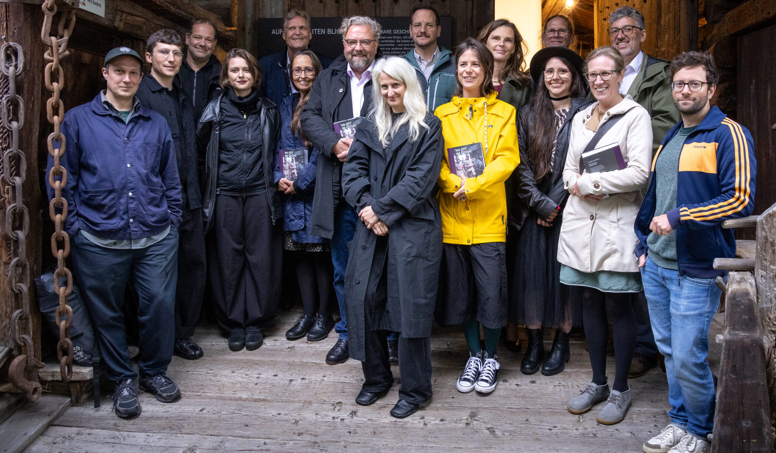 Teile der AutorInnenschaft, die GestalterInnen, Fotograf Elias Holzknecht und Autor der Graphic Novel Nicolas Bleck vor dem Eingang der Ausstellung. (Alle Fotografien: Arthur Sattler)