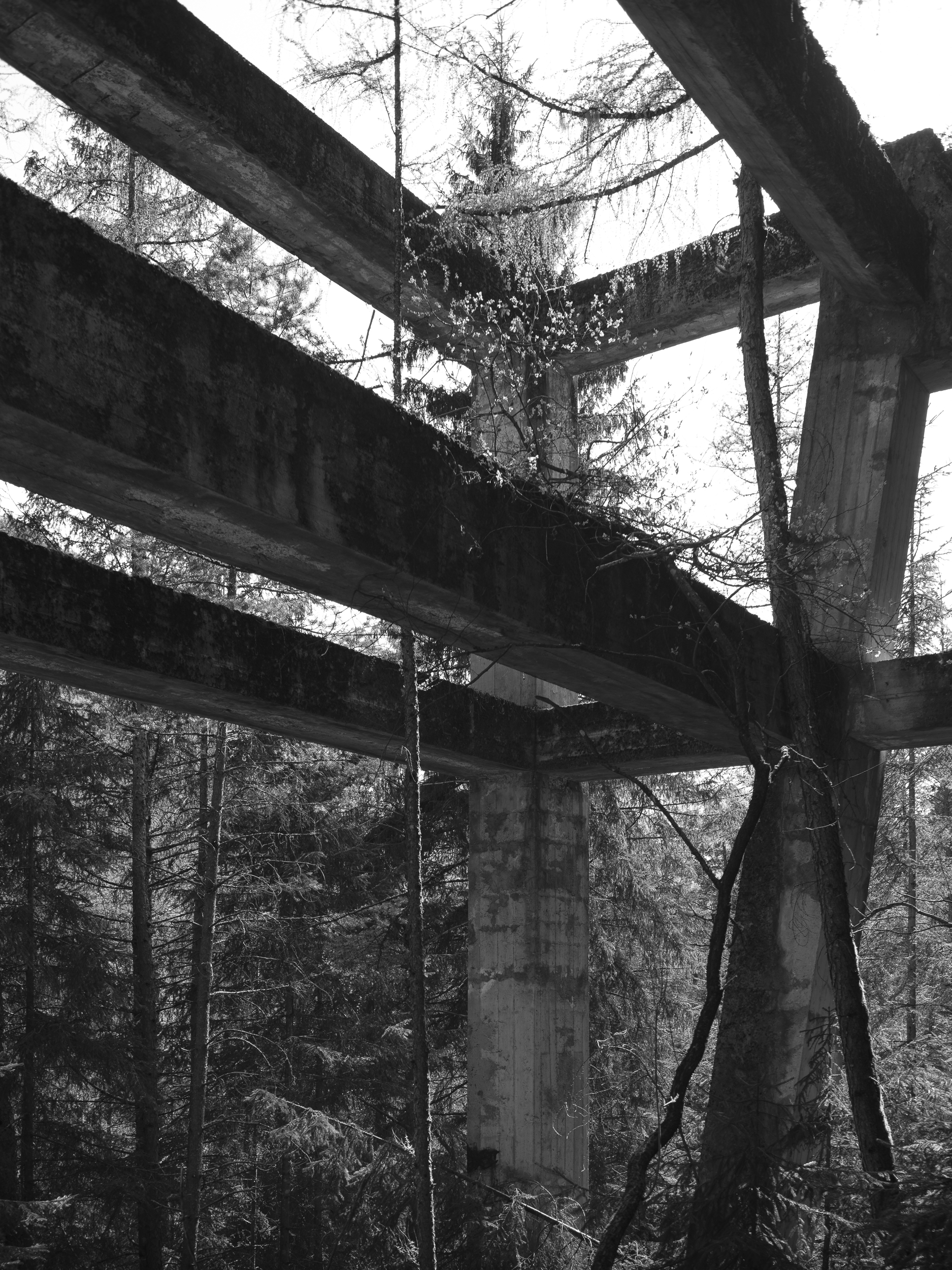 Ruinen der NS-Kraftwerksbauten am Eingang des Ötztales. Fotografie von Elias Holzknecht, Ausstellungsprojekt: AUF DEN ZWEITEN BLICK.
