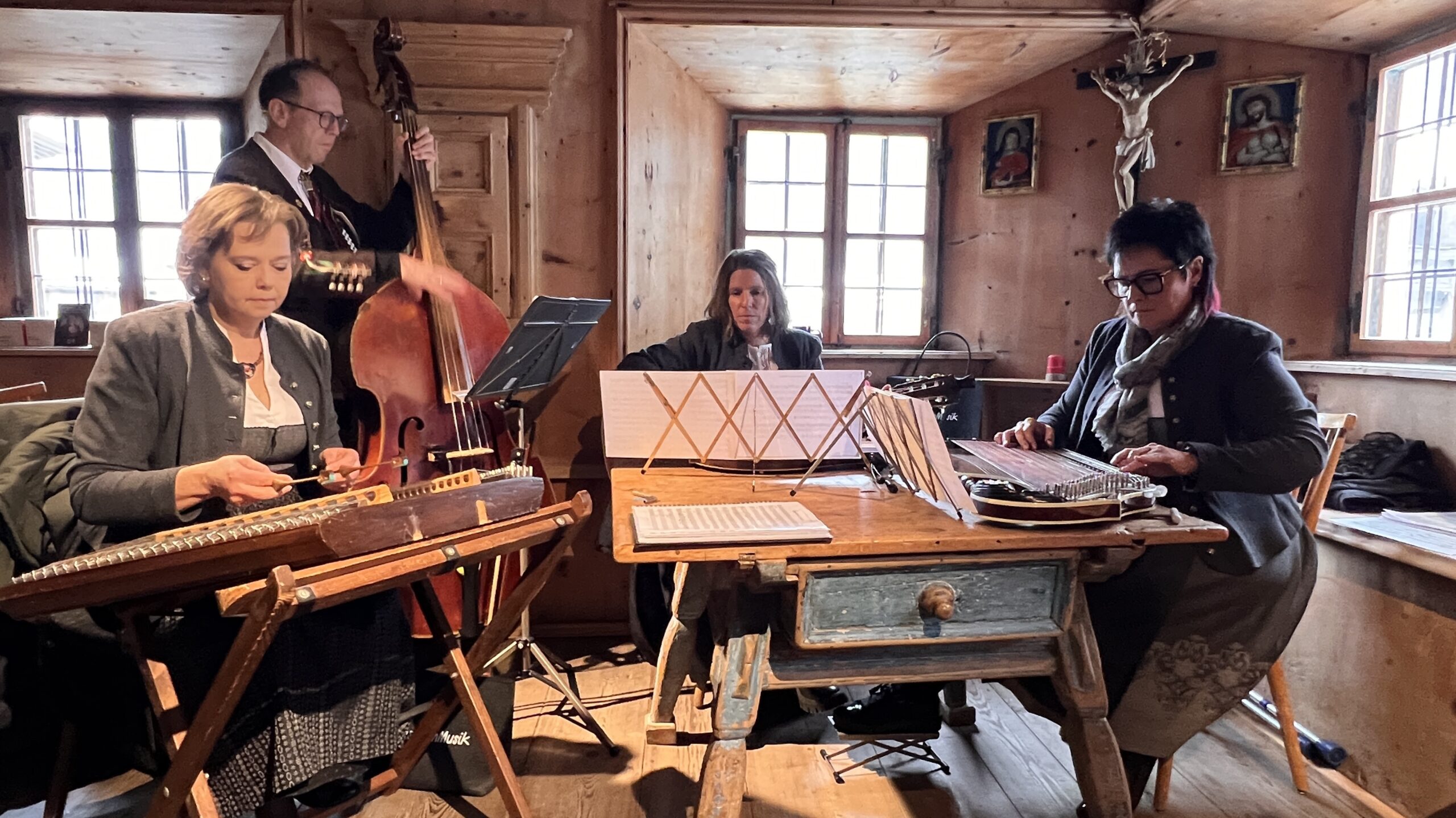 Die Mitglieder der Klangstubn Musik aus Huben spielten in der Stube des Ötztaler Heimatmuseums auf. 