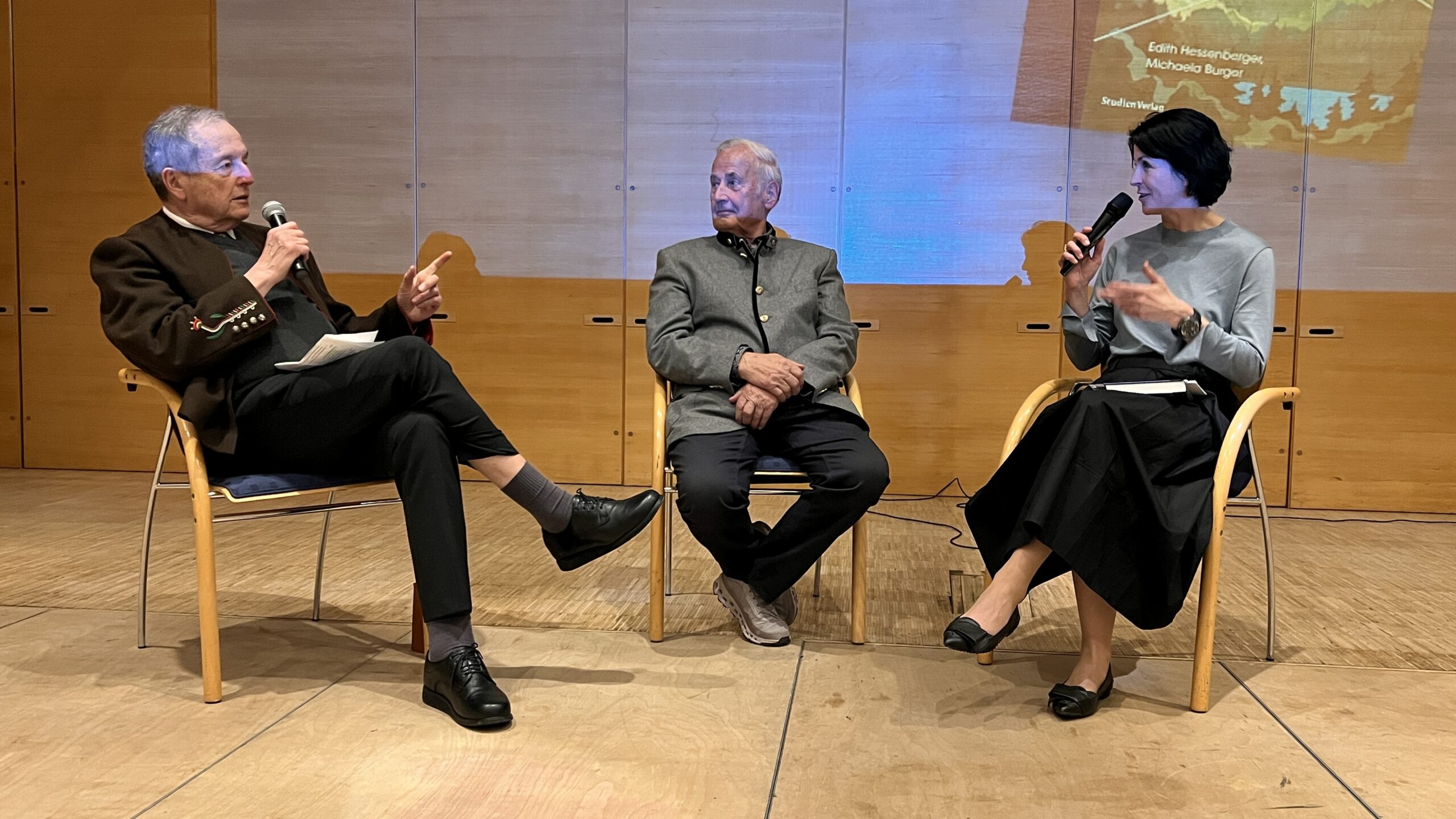 Michaela Burger (r.) im Gespräch mit Jochl Grießer (l.) und Hans Speckle. 