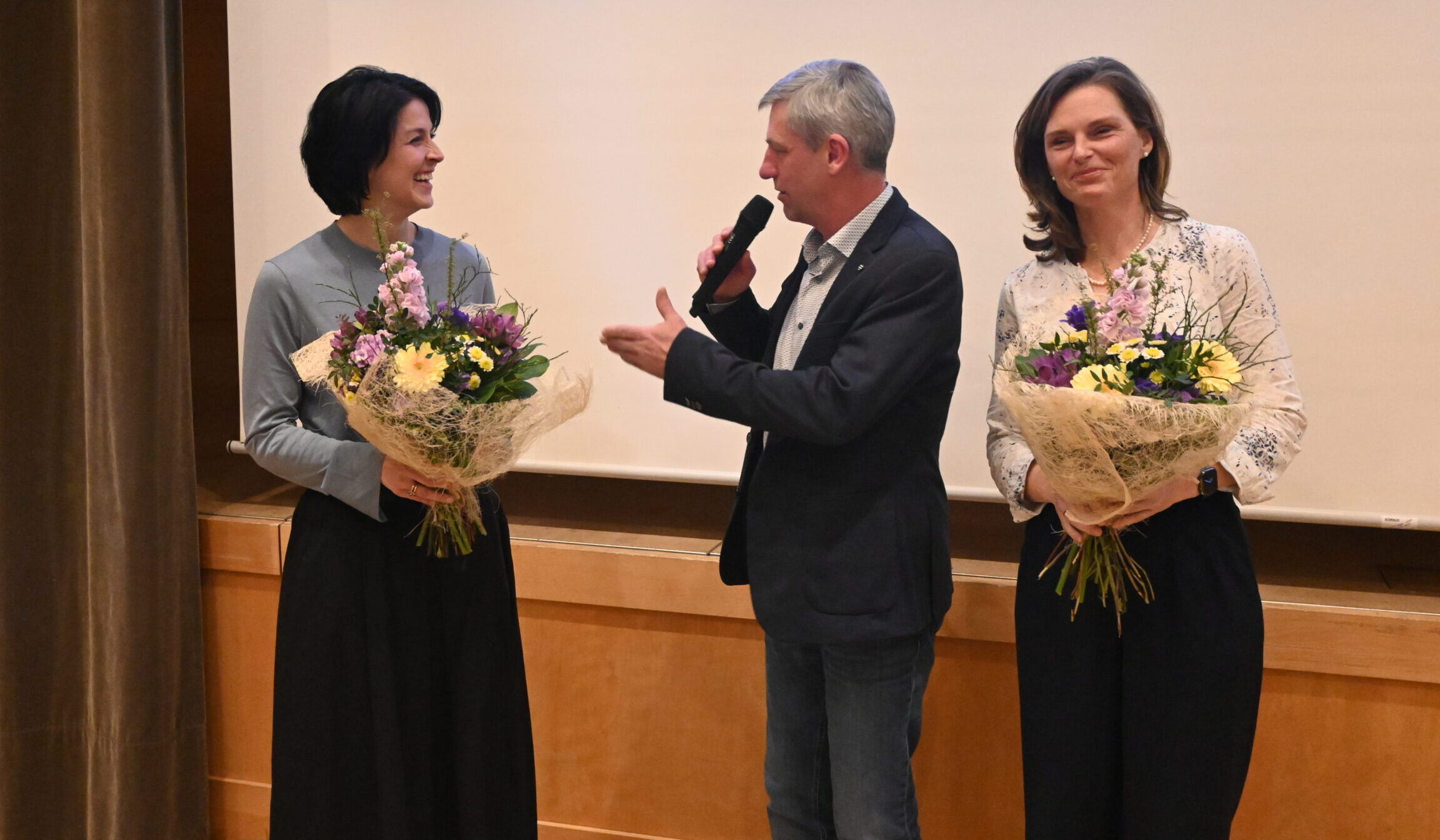 Bgm. Hansjörg Falkner bedankte sich bei den Autorinnen für ihre gewissenhafte und nachhaltige Arbeit. 